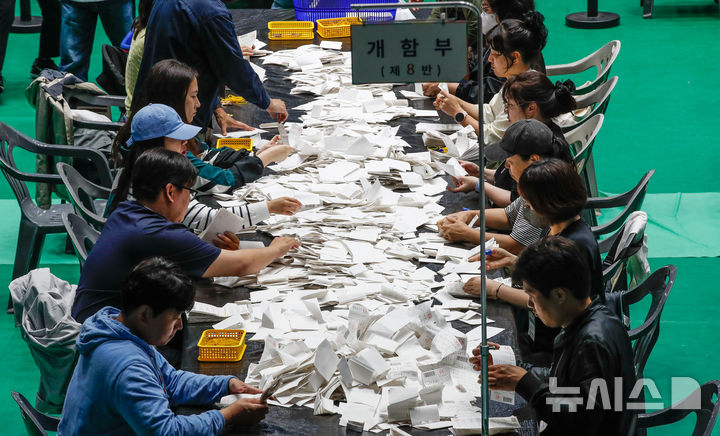 [제주=뉴시스] 우장호 기자 = 제21대 대통령 선거가 종료된 3일 오후 제주시 한라체육관에 마련된 개표소에서 개표작업이 진행되고 있다. 2025.06.03. woo1223@newsis.com