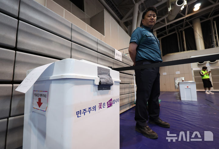 [서울=뉴시스] 김진아 기자 = 제21대 대통령 선거일인 3일 서울 서대문구 명지전문대 체육관에 마련된 개표소에서 봉인지 상태가 훼손된 의혹이 제기된 투표함이 발견돼 접근이 차단되고 있다. 2025.06.03. bluesoda@newsis.com