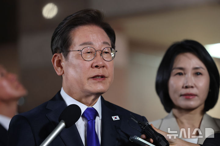 [인천=뉴시스] 전진환 기자 = 이재명 대통령이 3일 밤 인천 계양구 자택을 나서며 지지자들에게 인사말을 하고 있다. 2025.06.04.  amin2@newsis.com
