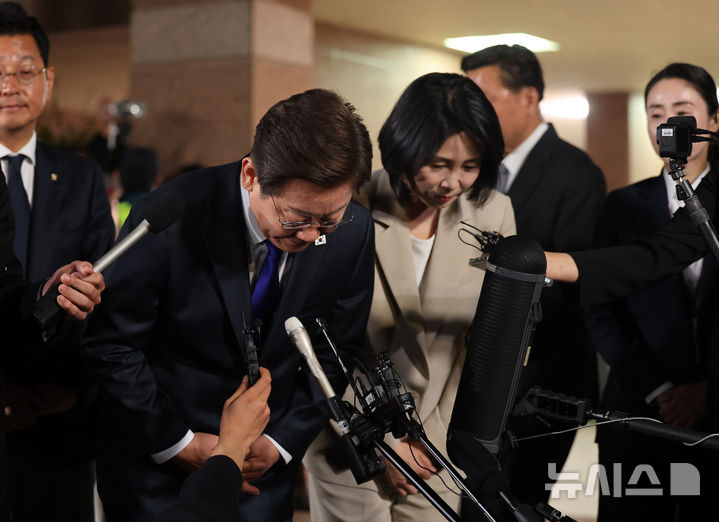 [인천=뉴시스] 전진환 기자 = 이재명 대통령이 3일 밤 인천 계양구 자택을 나서며 지지자들에게 인사하고 있다. 2025.06.04. amin2@newsis.com