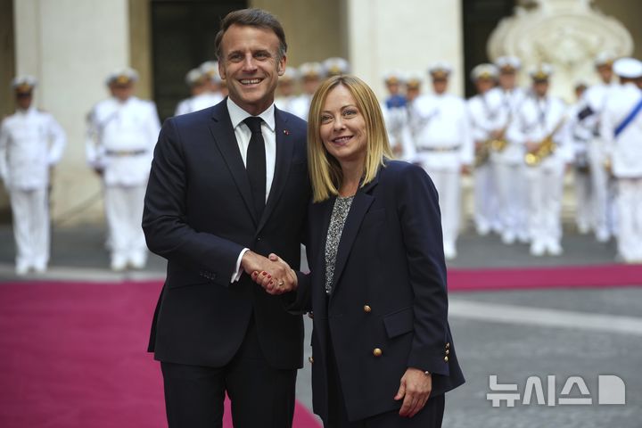 [로마=AP/뉴시스] 프랑스와 이탈리아가 호르무즈 해협 안전 통행을 보장받기 위해 이란 측과 협상을 시작했다고 영국 일간 파이낸셜타임스(FT)가 13일(현지 시간) 보도했다. 사진은 에마뉘엘 마크롱(왼쪽) 프랑스 대통령과 조르자 멜로니 이탈리아 총리가 지난해 6월 3일 이탈리아 로마 치기궁 앞에서 만나 인사를 나누고 있는 모습. 2026.03.14.