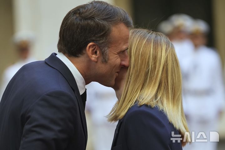 마크롱-멜로니, 첫 정상회담 돌연 연기…이민 정책 충돌 여파?