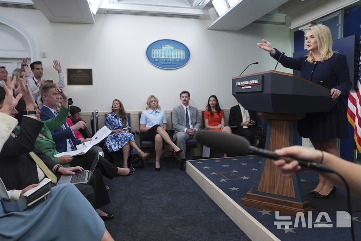 [워싱턴=AP/뉴시스] 캐롤라인 레빗 미국 백악관 대변인이 3일(현지 시간) 워싱턴 D.C. 백악관에서 브리핑 후 기자들과 질의 응답을 하고 있다. 2025.06.04.