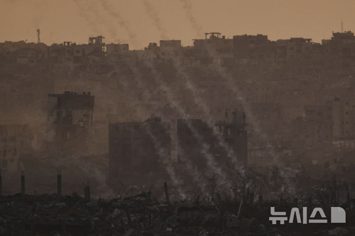 [가자지구=AP/뉴시스] 6월 3일( 이스라엘군이 가자지구 북부 지역을 포격하는 모습이 이스라엘 남부에서 관측되고 있다.&nbsp; 이스라엘군은 6월 7일 팔 지휘관 2명을 살해했다고 발표했다. 2025.06.08.