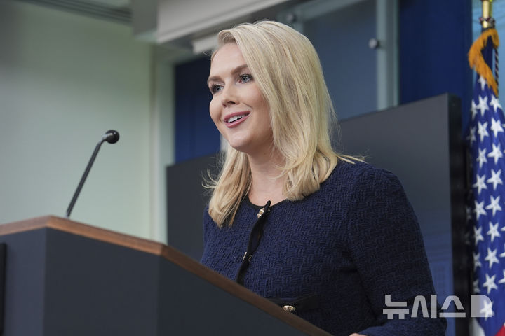 [워싱턴=AP/뉴시스] 캐롤라인 레빗 미국 백악관 대변인이 지난 3일(현지 시간) 워싱턴 D.C. 백악관에서 브리핑을 하고 있다. 2025.06.08.