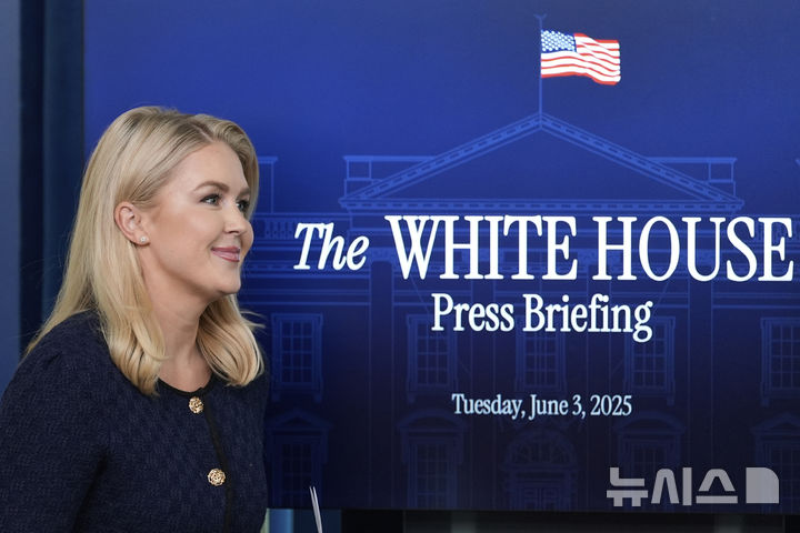 [워싱턴=AP/뉴시스] 캐롤라인 레빗 미국 백악관 대변인이 지난 3일(현지 시간) 워싱턴 D.C. 백악관에서 브리핑을 하기 위해 입장하고 있다. 2025.06.05.