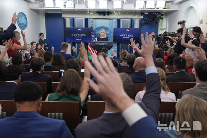 [워싱턴=AP/뉴시스] 캐롤라인 레빗 미국 백악관 대변인이 3일(현지 시간) 워싱턴 D.C. 백악관에서 브리핑 후 기자들과 질의 응답을 하고 있다. 2025.06.04.