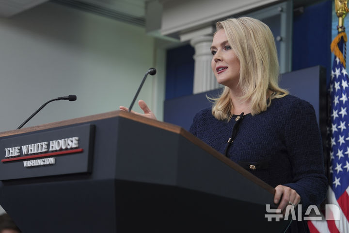 [워싱턴=AP/뉴시스]캐롤라인 레빗 백악관 대변인이 3일(현지 시간) 정례브리핑에서 취재진 질문에 답하고 있다. 2025.06.04.