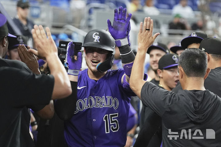 [마이애미=AP/뉴시스] 콜로라도 로키스의 헌터 굿맨이 4일(한국 시간) 미국 플로리다주 마이애미의 론디포 파크에서 벌어진 2025 메이저리그(MLB) 마이애미 말린스와의 경기에서 8회초 솔로 홈런을 날린 뒤 기뻐하고 있다. 2025.06.04
