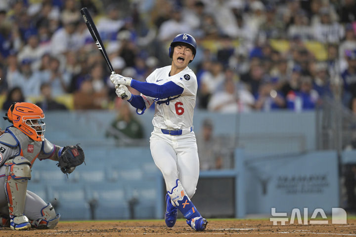 [로스앤젤레스=AP/뉴시스] LA 다저스의 김혜성이 3일(현지 시간) 미 캘리포니아주 로스앤젤레스 다저 스타디움에서 열린 2025 메이저리그 뉴욕 메츠와의 경기 2회 말 본인의 파울 타구에 발을 맞고 고통스러워하고 있다. 2025.06.04. 