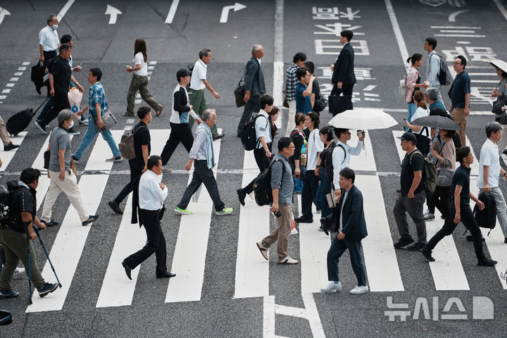 [도쿄=AP/뉴시스]지난 6월 4일 일본 도쿄의 한 횡단보도를 시민들이 건너고 있다. 2025.11.17.