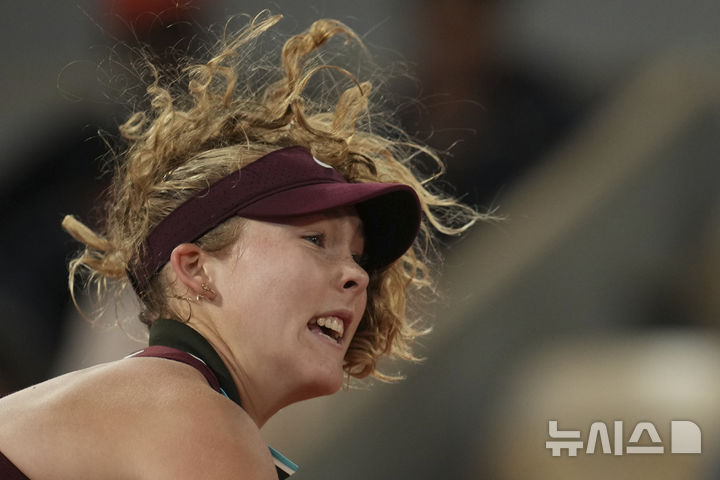 [파리=AP/뉴시스] 미라 안드레예바(6위·러시아)가 4일(현지 시간) 프랑스 파리 롤랑가로스 스타디움에서 열린 프랑스오픈 여자 단식 8강전에서 로이스 보아송(361위·프랑스)과 경기를 하고 있다. 이날 경기는 보아송이 2-0(7-6 6-3)으로 승리해 4강에 진출했다. 2025.06.05.