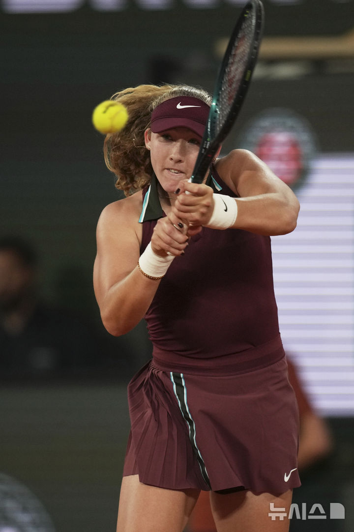 [파리=AP/뉴시스] 미라 안드레예바(6위·러시아)가 4일(현지 시간) 프랑스 파리 롤랑가로스 스타디움에서 열린 프랑스오픈 여자 단식 8강전에서 로이스 보아송(361위·프랑스)과 경기를 하고 있다. 이날 경기는 보아송이 2-0(7-6 6-3)으로 승리해 4강에 진출했다. 2025.06.05.