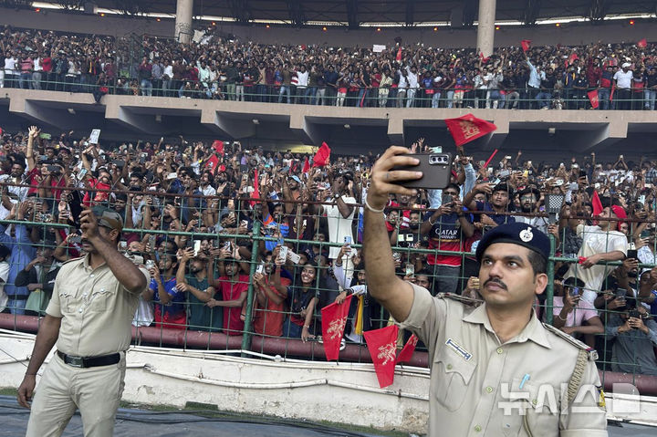 [AP/뉴시스] 4일 벵갈루루 압사 사고가 발생한 침나스와미 경기장 안에 수많은 축하 인파가 퍼레이드 버스를 기다리며 서 있다. 압사 사고는 경기장 바로 밖에서 났다.