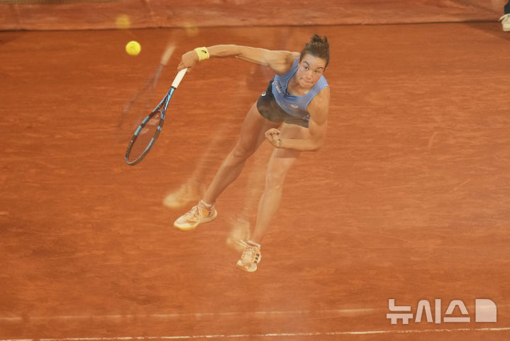 [파리=AP/뉴시스] 로이스 보아송(361위·프랑스)이 4일(현지 시간) 프랑스 파리 롤랑가로스 스타디움에서 열린 프랑스오픈 여자 단식 8강전에서 미라 안드레예바(6위·러시아)와 경기하고 있다. 보아송이 2-0(7-6 6-3)으로 승리하고 메이저 대회 데뷔 무대 4강에 올라 코코 고프(2위·미국)와 결승 진출을 놓고 맞붙는다. 2025.06.05.