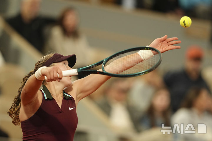 [파리=AP/뉴시스] 미라 안드레예바(6위·러시아)가 4일(현지 시간) 프랑스 파리 롤랑가로스 스타디움에서 열린 프랑스오픈 여자 단식 8강전에서 로이스 보아송(361위·프랑스)과 경기를 하고 있다. 이날 경기는 보아송이 2-0(7-6 6-3)으로 승리해 4강에 진출했다. 2025.06.05.