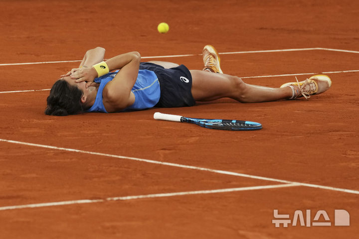 [파리=AP/뉴시스] 로이스 보아송(361위·프랑스)이 4일(현지 시간) 프랑스 파리 롤랑가로스 스타디움에서 열린 프랑스오픈 여자 단식 8강전에서 미라 안드레예바(6위·러시아)와의 경기 승리 후 코트에 드러누워있다. 보아송이 2-0(7-6 6-3)으로 승리하고 메이저 대회 데뷔 무대 4강에 올라 코코 고프(2위·미국)와 결승 진출을 놓고 맞붙는다. 2025.06.05.