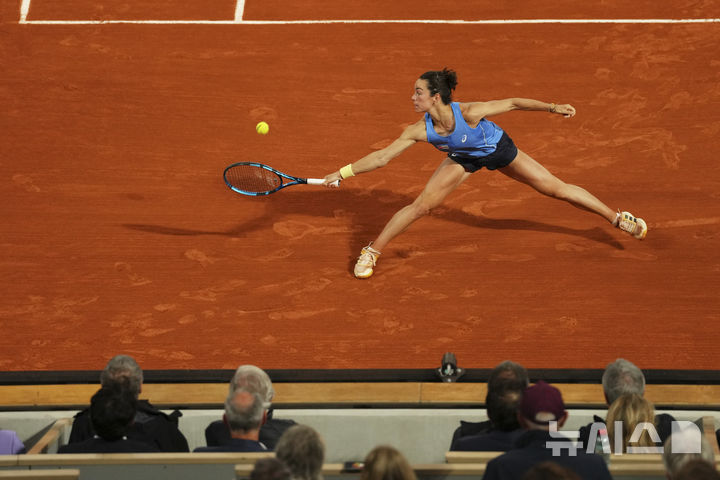 [파리=AP/뉴시스] 로이스 보아송(361위·프랑스)이 4일(현지 시간) 프랑스 파리 롤랑가로스 스타디움에서 열린 프랑스오픈 여자 단식 8강전에서 미라 안드레예바(6위·러시아)와 경기하고 있다. 보아송이 2-0(7-6 6-3)으로 승리하고 메이저 대회 데뷔 무대 4강에 올라 코코 고프(2위·미국)와 결승 진출을 놓고 맞붙는다. 2025.06.05.