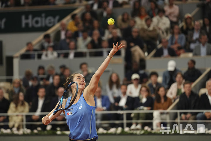 [파리=AP/뉴시스] 로이스 보아송(361위·프랑스)이 4일(현지 시간) 프랑스 파리 롤랑가로스 스타디움에서 열린 프랑스오픈 여자 단식 8강전에서 미라 안드레예바(6위·러시아)와 경기하고 있다. 보아송이 2-0(7-6 6-3)으로 승리하고 메이저 대회 데뷔 무대 4강에 올라 코코 고프(2위·미국)와 결승 진출을 놓고 맞붙는다. 2025.06.05.