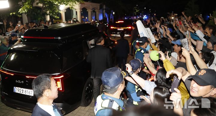 [인천=뉴시스] 김동영 기자 = 3일 오후 인천 계양구 한 아파트에서 제21대 대통령선거 개표 결과를 확인한 뒤 자택을 떠나는 이재명 더불어민주당 대선후보를 주민들이 배웅하고 있다. 2025.06.04. dy0121@newsis.com