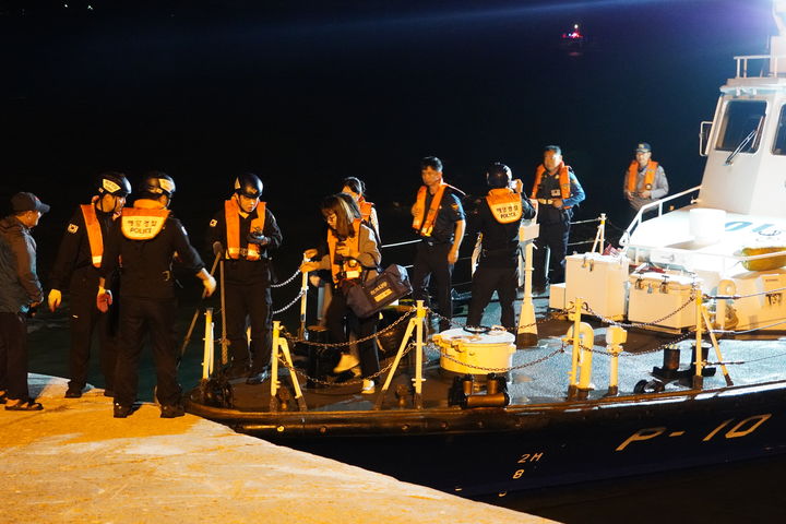 [인천=뉴시스] 3일 오후 해경이 도서지역의 투표함을 육지로 이송하고 있다. (사진=중부지방해양경찰청 제공) 2025.06.04. photo@newsis.com *재판매 및 DB 금지