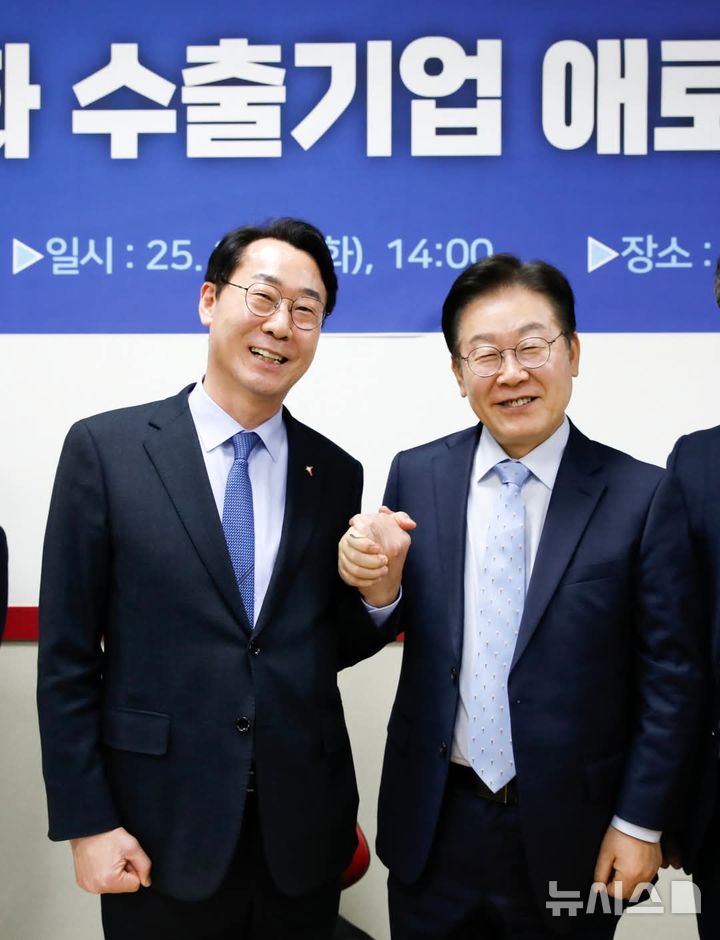 [화성=뉴시스]정명근 화성시장이 2월11일 화성에서 열린 수츨기업 애로사항 간담회에서 이재명 더불어민주당 대표와 손을 맞잡고 있다.(사진=정명근 시장 페이스북)2025.06.04.photo@newsis.com