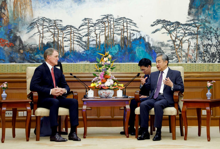 왕이 중국 외교부장(오른쪽)이 3일 베이징에서 데이비드 퍼듀 신임 주중 미국 대사를 면담하고 있다. (사진=중국 외교부) 2025.06.04. *재판매 및 DB 금지