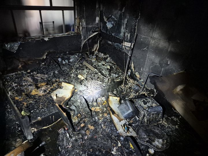 [공주=뉴시스] 지난 3일 오후 7시17분께 충남 공주시 신관동 3층짜리 원룸 주택 3층에서 불이 나 내부가 처참히 탄 모습. (사진=공주소방서 제공) 2025.06.04. photo@newsis.com *재판매 및 DB 금지