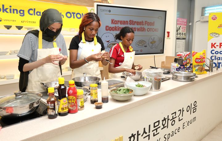서울 종로구 한식문화공간 이음에서 오뚜기와 한식진흥원이 함께 진행한 'K푸드 쿠킹클래스'에서 외국인들이 요리를 하고 있다. (사진=오뚜기) 2025.06.04. photo@newsis.com&nbsp; *재판매 및 DB 금지