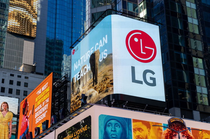 [서울=뉴시스]LG전자가 'LG 희망스크린' 활동 일환으로 미국 뉴욕 타임스스퀘어와 영국 런던 피카딜리광장 전광판에서 유엔환경계획(UNEP)이 제작한 '세계 환경의 날' 캠페인 영상을 상영한다. 미국 뉴욕 타임스스퀘어 전광판에서 영상이 상영되고 있다. (사진 = LG전자) 2025.06.04. photo@newsis.com *재판매 및 DB 금지