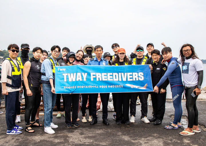 [대구=뉴시스]티웨이항공 '바다의 날' 해양 정화…쓰레기 500㎏ 수거(사진=티웨이항공 제공) photo@newsis.com *재판매 및 DB 금지