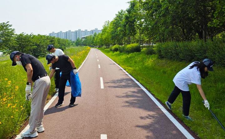 오비맥주, '세계 환경의 날' 맞아 광주시민의 숲 정화