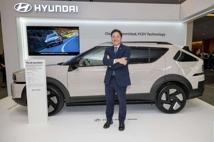 [서울=뉴시스] 3일(현지시간) 스페인 바르셀로나의 카탈루냐 콩그레스 센터에서 열린 'FISITA WMC'에서 현대차·기아 전동화에너지솔루션담당 김창환 부사장이 신형 수소전기차 '디 올 뉴 넥쏘' 앞에서 기념 사진을 촬영하고 있다. 김 부사장은 한국인 최초로 FISITA 회장에 선출됐다. (사진=현대차그룹 제공) 2025.06.04 photo@newsis.com&nbsp; *재판매 및 DB 금지