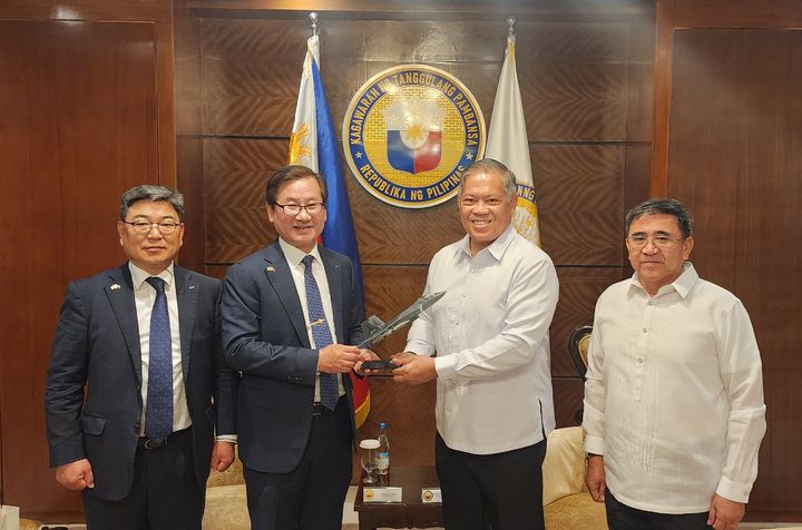 [서울=뉴시스] 강구영(왼쪽에서 두번째) KAI 사장 등 KAI 관계자들과 미손(왼쪽에서 세번째) 필리핀 획득 차관 등 관계자들이 FA-50 수출을 기념해 사진을 촬영하고 있다. (사진=KAI 제공) 2025.6.4. photo@newsis.com *재판매 및 DB 금지