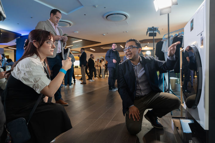 [서울=뉴시스]멕시코시티에서 진행된 삼성전자 '2025 중남미 테크세미나'에서 참석자들이 '비스포크 AI 가전' 신제품을 살펴보고 있다. (사진=삼성전자 제공) 2025.06.04. photo@newsis.com *재판매 및 DB 금지