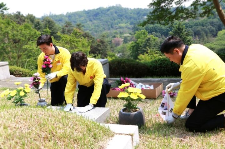 지난달 30일 ㈜아성다이소 임직원들이 국립서울현충원에서 봉사활동을 하고 있다.(사진=㈜아성다이소 제공) *재판매 및 DB 금지