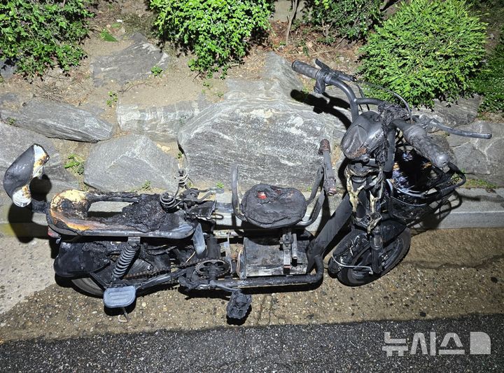 [부천=뉴시스] 정일형 기자 = 불에 탄 전기자전거 모습. (사진은 부천소방서 제공)