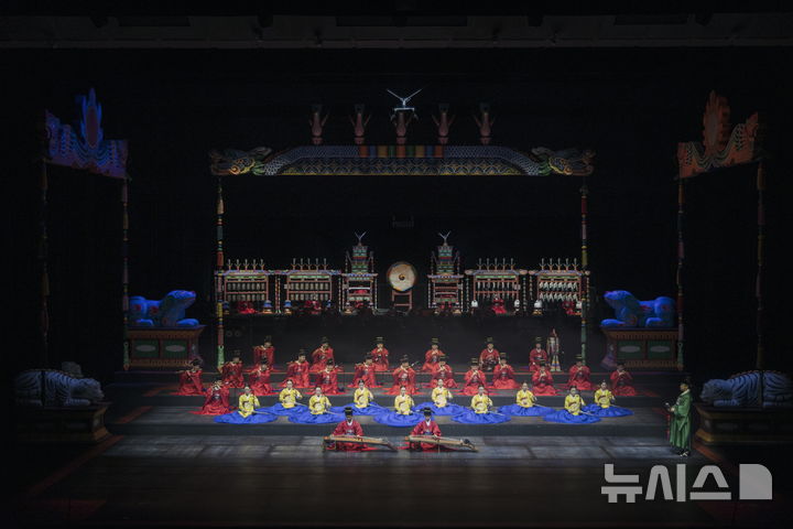 [서울=뉴시스]국립국악원 정악단과 무용단이 출연해 궁중음악 '수제천'을 선보이고 있다. (사진=국립국악원 제공)