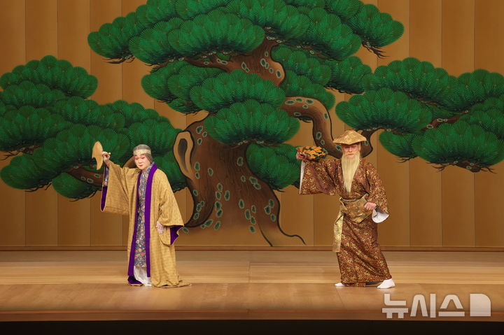 [서울=뉴시스]일본 국립극장 오키나와 소속 예술가들이 전통 궁중예술인 '류큐무용'을 선보이고 있다. (사진=국립국악원 제공) 