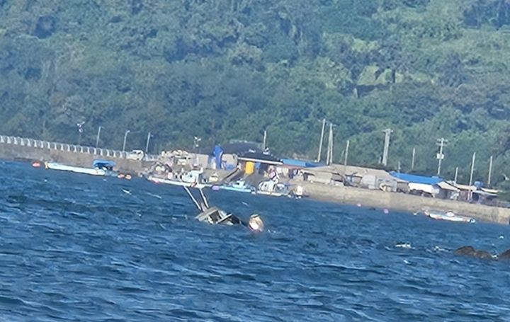 4일 오전 8시 5분께 군산시 옥도면 비안도 서쪽 1km 해상에서 어선 A호가 좌초돼 침수 중이다.9사진=군상해경 제공) *재판매 및 DB 금지
