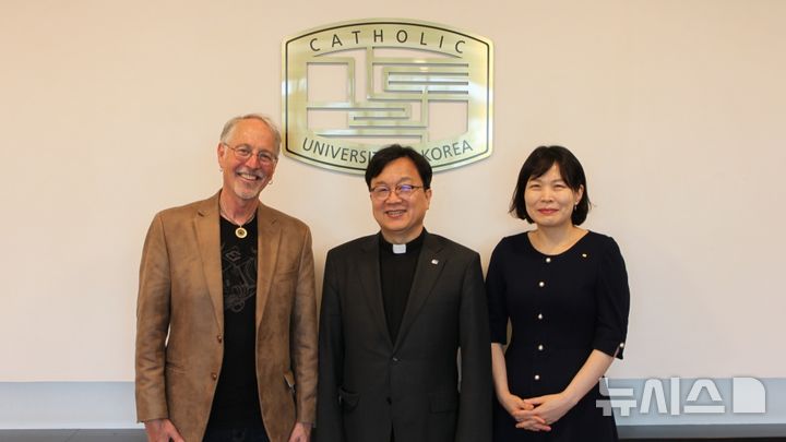 [부천=뉴시스] 정일형 기자 = 샘 리처드 교수가 총장실을 예방해 환담 후 기념 촬영을 하고 있다. (사진=가톨릭대 제공)