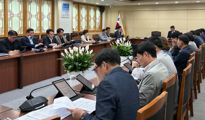 [청양=뉴시스] 청양군이 2일 군청 상황실에서 규제발굴보고회 회의를 열고 있다. (사진=청양군 제공) 2025.06.04. photo@newsis.com *재판매 및 DB 금지