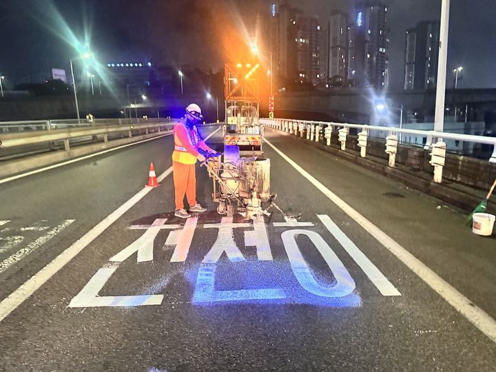 [부산=뉴시스] 부산시설공단은 번영로의 차선 도색 작업을 진행하고 있다. (사진=부산시설공단 제공) 2025.06.04. photo@newsis.com *재판매 및 DB 금지