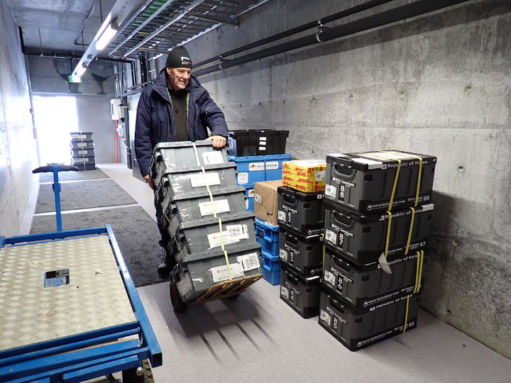 [세종=뉴시스] 농촌진흥청은 3일(현지 시간) 노르웨이령 스발바르 국제종자저장고에 우리나라 토종 종자 4000자원을 추가 기탁했다. 사진은 국제종자저장고에 입고하는 모습. (사진=농진청 제공) *재판매 및 DB 금지