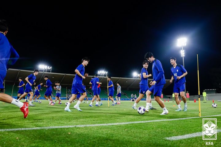 [서울=뉴시스]이라크 현지 첫 훈련에 나선 축구대표팀. (사진=대한축구협회)