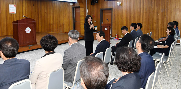 [창녕=뉴시스] 간부 공무원들이 성인지 감수성 향상을 위한 성폭력·성희롱 예방교육을 하고 있다. (사진= 창녕군 제공) 2025.06.04. photo@newsis.com *재판매 및 DB 금지