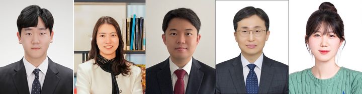 [울산=뉴시스] 구미현 기자 = 사진 왼쪽부터 UNIST 권종익 연구원(공동 제1저자), UNIST 최문기 교수, KIST 최창순 박사, 서울대학교 김대형 교수, 서울대학교 김지수 연구원(공동 제1저자) photo@newsis.com *재판매 및 DB 금지