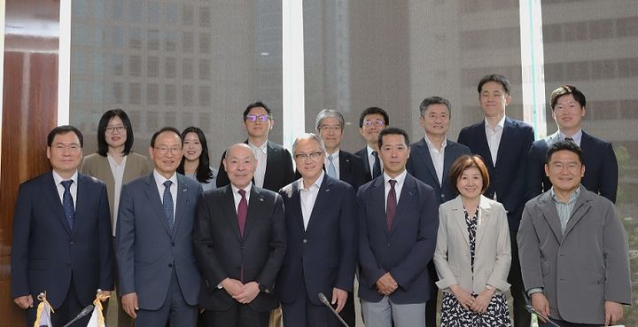 지난 달 30일 웨스틴 조선 서울에서 열린 한·일 연례회의에서 (앞줄 왼쪽부터) 윤창호 한국공인회계사회 대외협력부회장, 최운열 한국공인회계사회 회장, 모기 테츠야 일본공인회계사협회 회장, 서원정 한국공인회계사회 상근부회장, 미나미 나루히토 일본공인회계사협회 부회장(차기 회장)과 양국 회계사회 주요 인사들이 기념 촬영을 하고 있다. (사진=한국공인회계사회 제공) *재판매 및 DB 금지