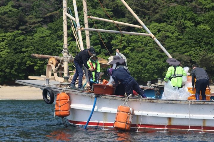 [수원=뉴시스] 지난해 대하 방류 모습. (사진=경기도 제공) 2025.06.04. photo@newsis.com *재판매 및 DB 금지