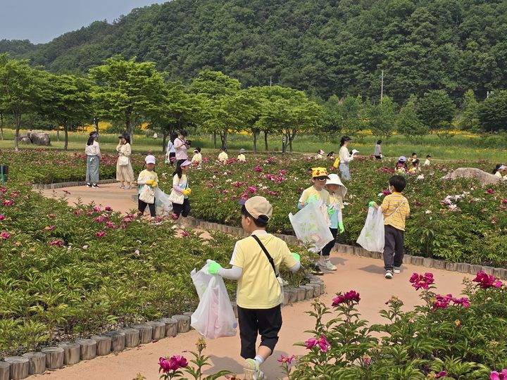 [안동=뉴시스] 지난달 28일 안동강남초 병설유치원생들이 낙동강변에서 산책로를 돌며 쓰레기를 줍는 '쓰담 달리기'를 하고 있다. (사진=경북교육청 제공) 2025.06.04. photo@newsis.com *재판매 및 DB 금지